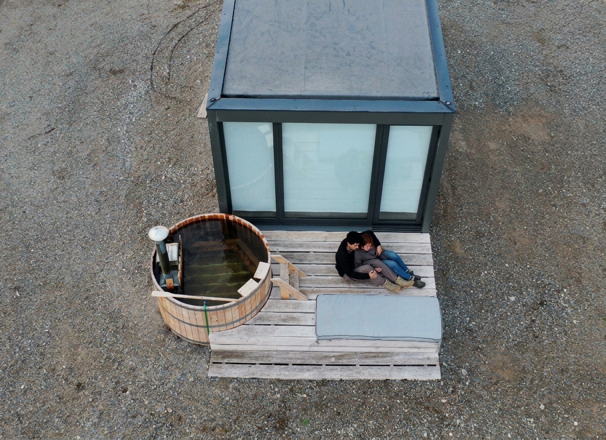 Cabaña con tinaja caliente exterior y pareja en el deck